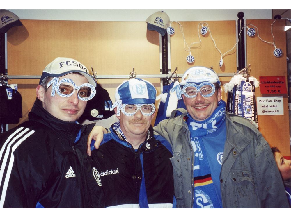 2004-05-im-fanshop-100-jahre.jpg